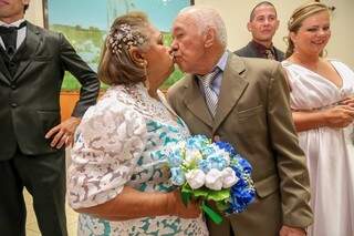 O beijo de recém-casados de Zilda e Francisco (Foto: Marcos Ermínio)