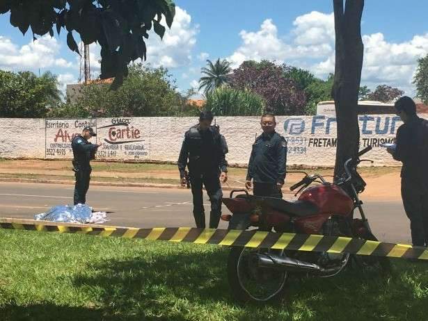 Motociclista morre ao perder controle de dire&ccedil;&atilde;o e colidir em &aacute;rvore