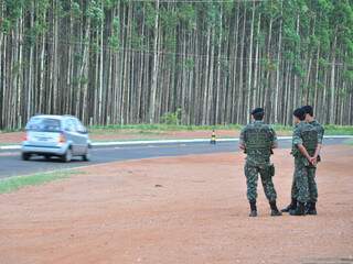 Militares em fiscalização na fronteira, em Ponta Porã. (Foto: João Garrigó)