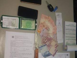 Dinheiro, documentos e faca apreendidos com o condutor, segundo a PM (Foto: BPTran/Divulgação)