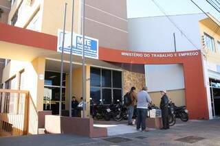 Na sede do Ministério do Trabalho em Campo Grande, trabalhadores enfrentam espera longa para dar entrada no seguro. 