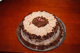 A torta tem massa de pão de ló, creme chifon e raspas de chocolate. (Foto: Paulo Francis)