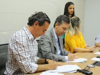 Marquinhos Trad e Esacheu Nascimento firmaram convênio para que beneficiários do IMPCG sejam atendidos na Prontomed (Foto: André Bittar)