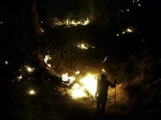 Morador tenta combater chamas em vegetação do Rita Vieira (Foto: Reprodução)
