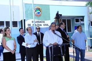 Governador participou da entrega de 30 casas e inauguração da reforma da delegacia da cidade (Foto: Divulgação)