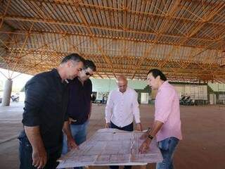 Assis (ao centro) e Miranda (à direita) vistoriaram obras de Centro Esportivo, que deve ser concluído em breve. (Foto: Divulgação)