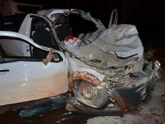 Homem morre e mulher fica em estado grave ap&oacute;s carro bater em p&aacute; carregadeira