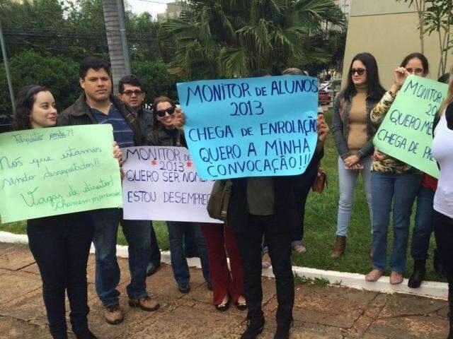 Sem emprego, aprovados em concurso querem vaga de contratados