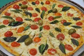 Pizza de marguerita tem tomate cereja e manjericão  (Foto: Alcides Neto)