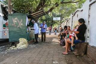 Pacientes que esperam ônibus para voltar para o interior reclamam da ausência dos ambulantes na região (Foto - Fernando Antunes)