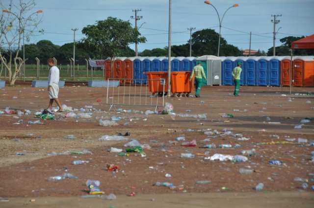Pra&ccedil;a do Papa amanhece tomada pelo lixo e moradores reclamam