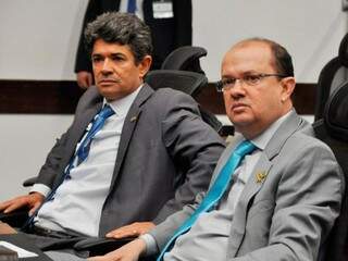 Deputados Rinaldo Modesto (PSDB) e José Carlos Barbosa (DEM), autor do projeto, durante sessão (Foto: Victor Chileno/ALMS)