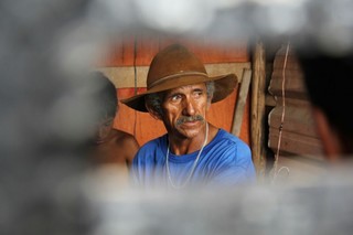 Morador que perdeu roupas e pertences durante incêndio em favela (Foto: Marcos Ermínio)