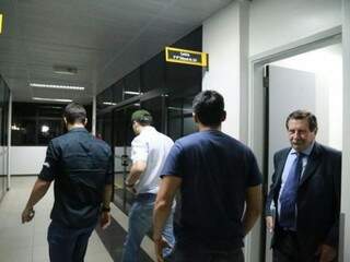 No dia 11 de abril, o PRF (de boné verde) acompanhou depoimentos de testemunhas e deixou Fórum escoltado; Renê Siufi é o último a deixar a sala (Foto: Alcides Neto)
