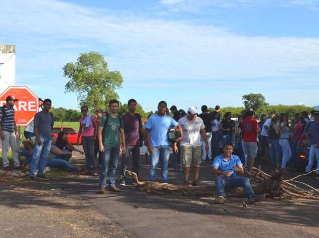 Acad&ecirc;micos da UEMS fecham rodovia em protesto contra d&iacute;vida de transporte 