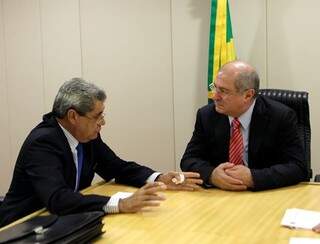 André conversando com o ministro Paulo Bernardo nesta quarta-feira (Foto: Herivelto Batista)