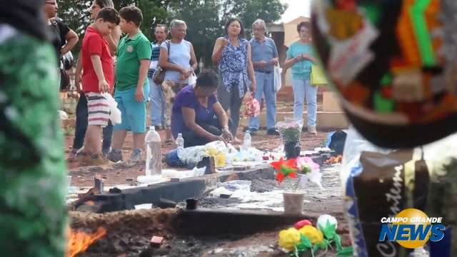 Homenagens, saudade e reflex&otilde;es marcam dia de finados