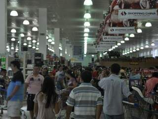 Turistas aproveitam o final de ano e vão às compras na fronteira entre Brasil e Paraguai (Foto: Divulgação)