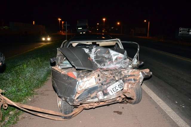 Carro e carreta colidem de frente e dois ficam feridos na BR-163