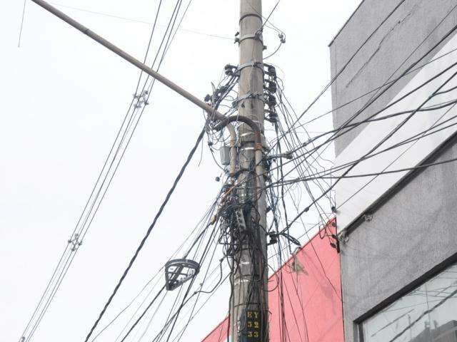 Fios desordenados em postes, um emaranhado ainda sem solu&ccedil;&atilde;o