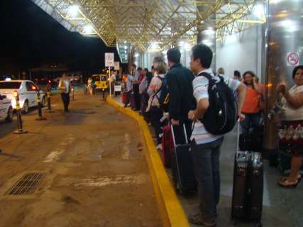 Falta de táxis provoca tumulto no Aeroporto de Campo Grande