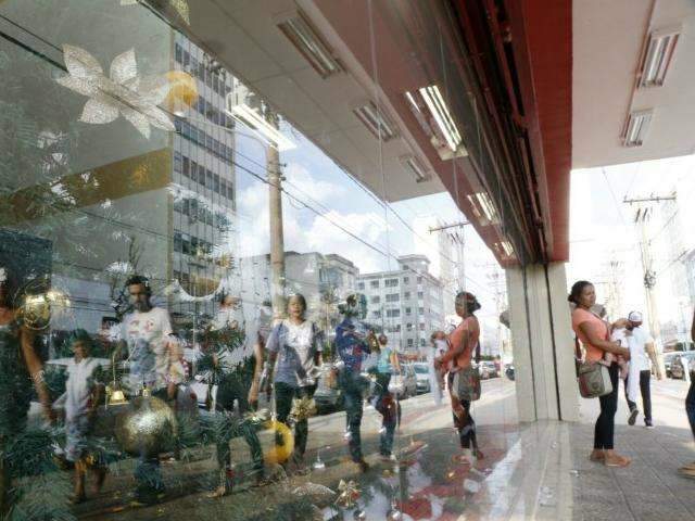 Com&eacute;rcio passa a abrir at&eacute; &agrave;s 20h e lojistas esperam melhora nas vendas