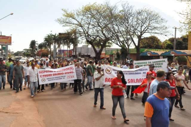 Servidores municipais protestam por reajuste de 12% e amea&ccedil;am greve 