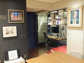 Diminuindo as medidas do quarto foi possível criar ambiente junto ao corredor, dando lugar ao escritório. (Fotos: Renato Ferro)