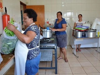 Merendeiras trabalhando em cozinha de escola da Reme (Foto: Arquivo)