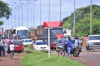 Bloqueio de rodovia provocou congestionamento de caminhões e carros na MS-156 (Foto: Eliel Oliveira)