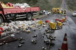Carga de bebidas ficou espalhada pela rodovia. (Foto: PC de Souza)