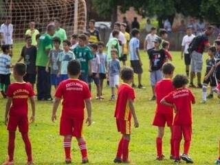 Escolinha pública de futebol durante atividade na Capital (Foto: Divulgação/PMCG)