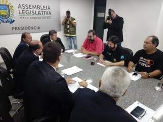 Comissão de deputados e servidores em reunião na sala da presidência (Foto: Leonardo Rocha)