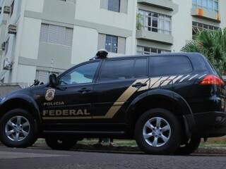 Polícia Federal cumpre um dos mandados de busca e apreensão em condomínio no Jardim América,
em Campo Grande (Foto: Marina Pacheco)