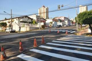 Cones foram colocados para evitar que motoristas subam pela rua. (Foto: Marcelo Calazans)