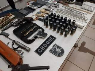 Traficante é preso com 3 armas, drogas, munições e joias na Capital Traficante é preso com 3 armas, drogas, munições e joias na Capital