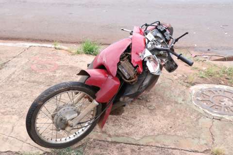Motociclista colide contra &ocirc;nibus e fica ferido no Coophasul 
