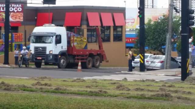 Caminh&atilde;o derruba fia&ccedil;&atilde;o na Afonso Pena e tr&acirc;nsito fica tumultuado