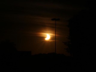 Na região do campus da UFMS, foi possível ver o sol &quot;em meia lua&quot; (Foto: Paulo Francis)