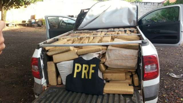 PRF apreende 700 kg de maconha em ve&iacute;culo roubado com placa de Goi&acirc;nia