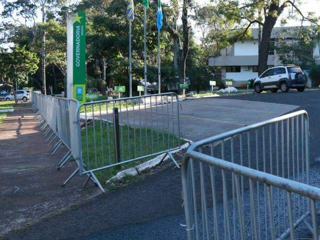 Em dia de protestos, governadoria amanhece cercada com grades