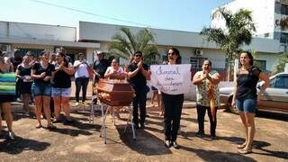 Na última terça-feira (6), os grevistas fizeram manifestação em frente a prefeitura (Foto: Divulgação)