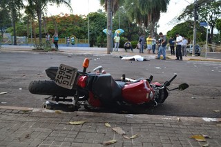 Motorista foi arremessado cerca de 15 metros do ponto de colisão.  (Foto: Simão Nogueira) 