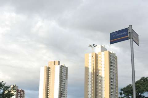 Domingo amanhece com céu entre nuvens e previsão é de chuva com trovoadas 