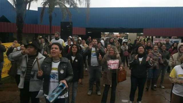 Secretaria de Educa&ccedil;&atilde;o nega corte de ponto de professores em greve