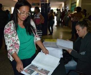 Na reunião, Dinalva apresentou aos pais fotos dos passeio que o MPE apura se de fato aconteceu (Foto: Simão Nogueira)