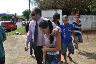 Filha, pai e irmão foram até a delegacia e afirmam que Edson agredia a ex-mulher (Foto: Marcelo Calazans)