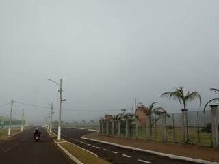 Neblina cobriu a cidade de Dourados nesta segunda-feira (Foto: Helio de Freitas)
