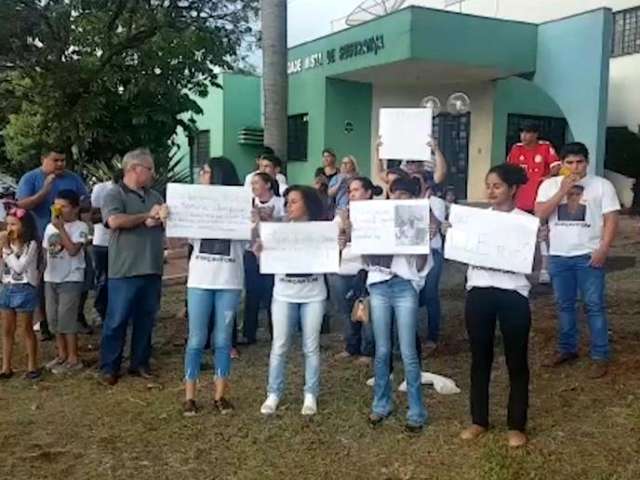 Fam&iacute;lia e amigos de jovem baleado no Estrela do Sul protestam em delegacia