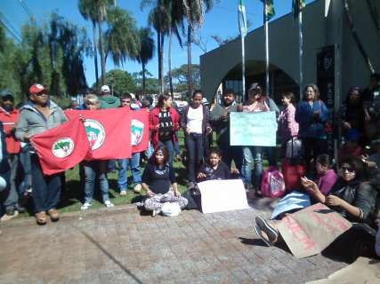 Integrantes do MST e professores protestam pela falta de repasse à escola